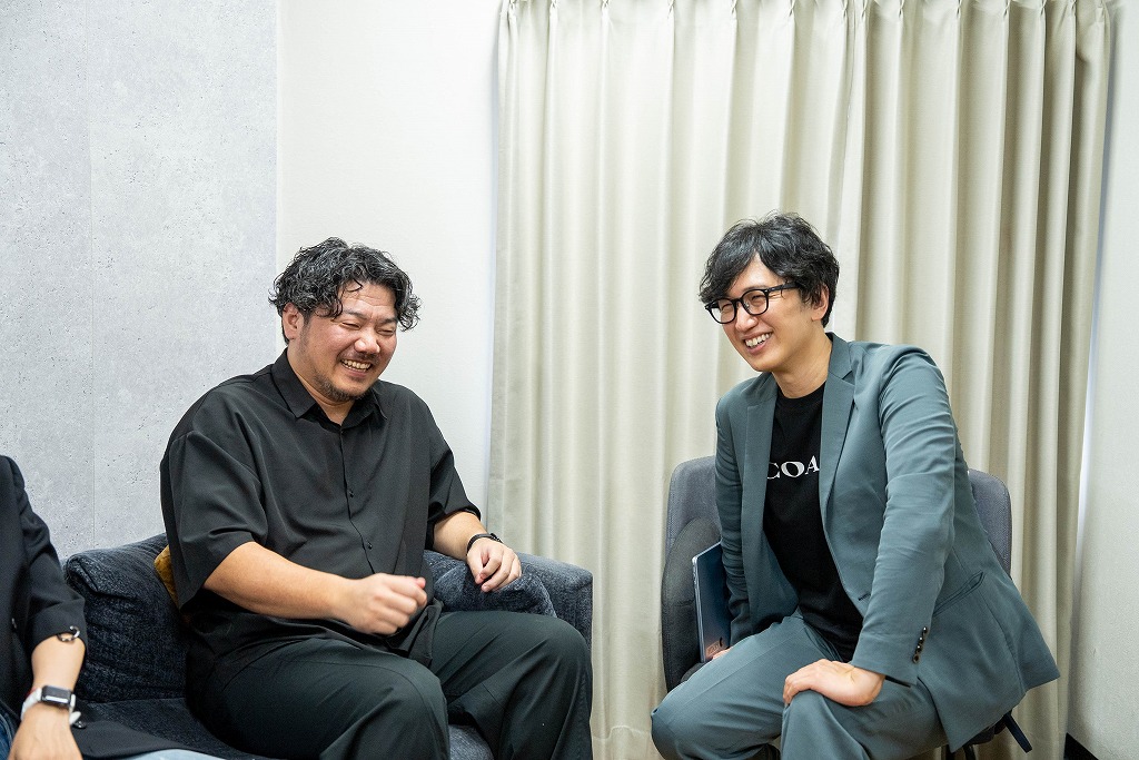 松波動物病院グループ 山下健太様と小野村學の対談の様子